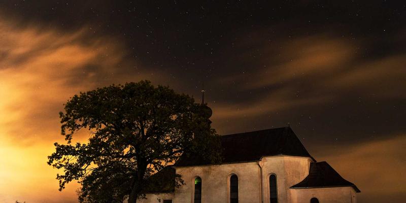 创意礼品巧思:用家居装饰与艺术家作品打造独特礼物指南