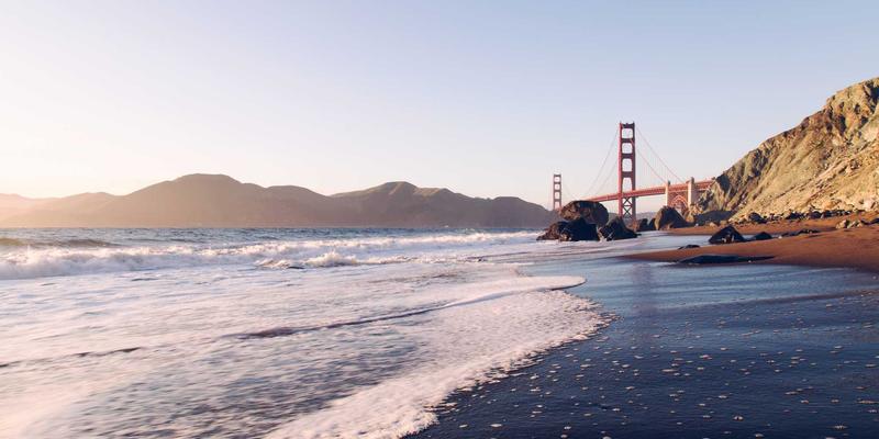 创意礼品新趋势:未来主义设计、家居装饰与手工艺品的深度对比