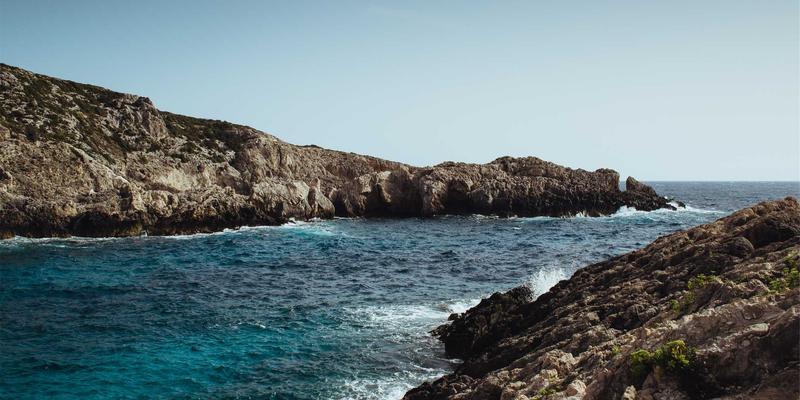 未来主义设计与艺术收藏：商务创意礼品如何重塑企业品牌形象与家居装饰美学