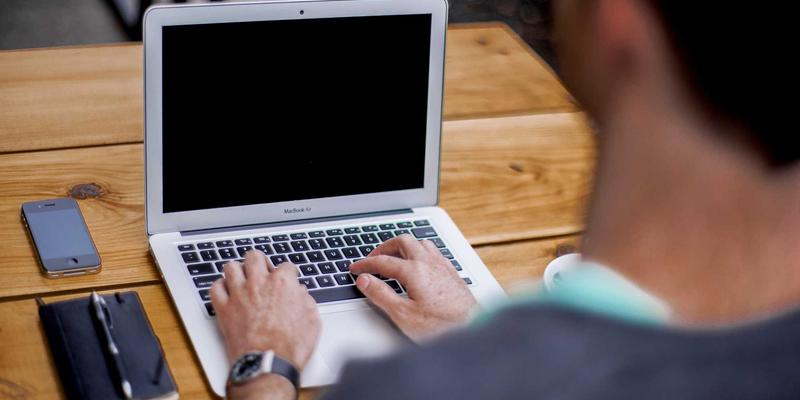 节日创意礼品新思路：用家居装饰与艺术收藏传递真挚心意