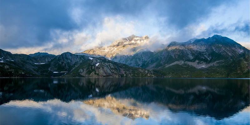 跨越代际的馈赠艺术：从未来主义设计到手工收藏的创意礼品策略